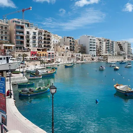 Luxury With Pool And Terrace, Location Sliema