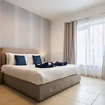Luxury With Pool And Terrace, Location *