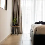 Luxury With Pool And Terrace, Location Apartamento