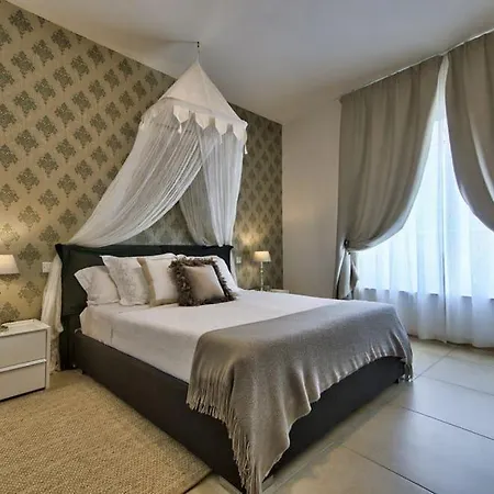 Luxury With Pool And Terrace, Location *