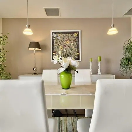 Luxury With Pool And Terrace, Location *