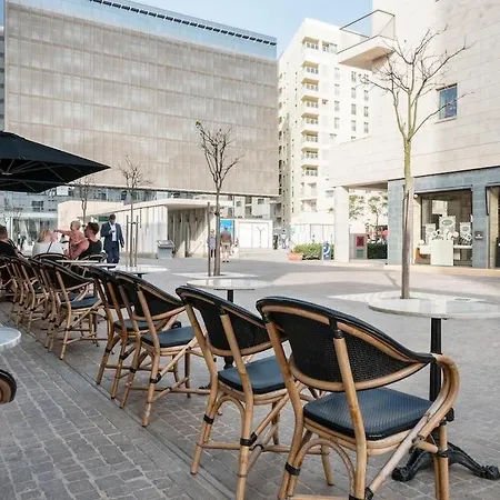 Luxury With Pool And Terrace, Location