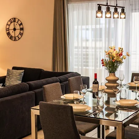 Luxury With Pool And Terrace, Location