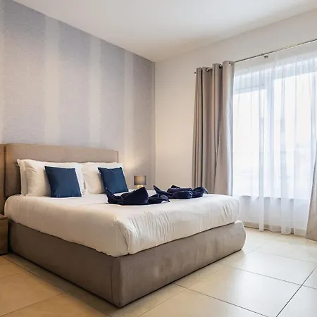 Luxury With Pool And Terrace, Location *