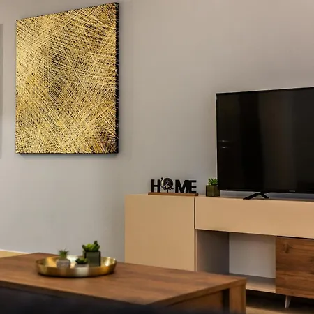 Luxury With Pool And Terrace, Location Apartmán