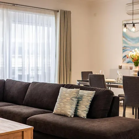 Luxury With Pool And Terrace, Location Sliema