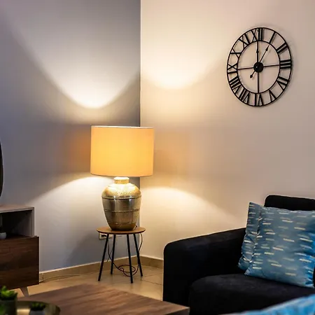 Luxury With Pool And Terrace, Location Apartmán