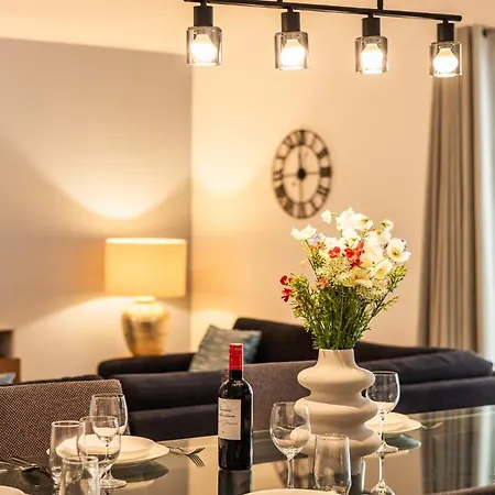 Luxury With Pool And Terrace, Location *