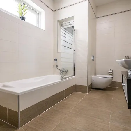 Luxury With Pool And Terrace, Location
