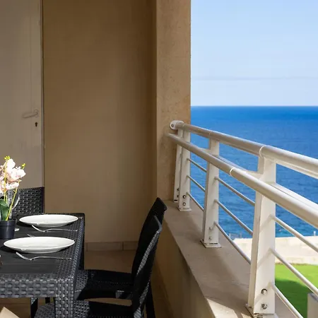 Luxury With Pool And Terrace, Location