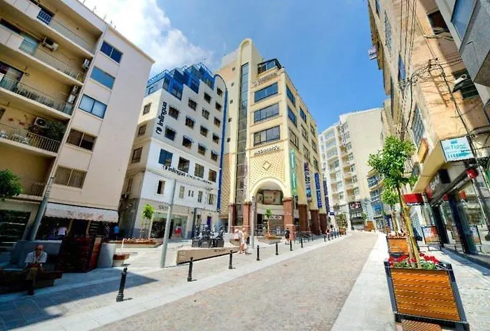 Apartamento Luxury With Pool And Terrace, Location Sliema