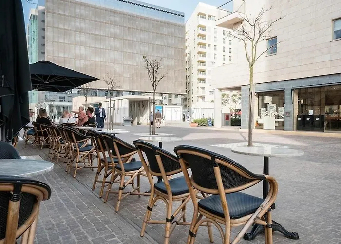 Luxury With Pool And Terrace, Location