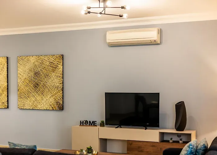 Luxury With Pool And Terrace, Location *