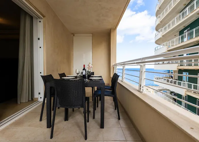 Luxury With Pool And Terrace, Location Sliema
