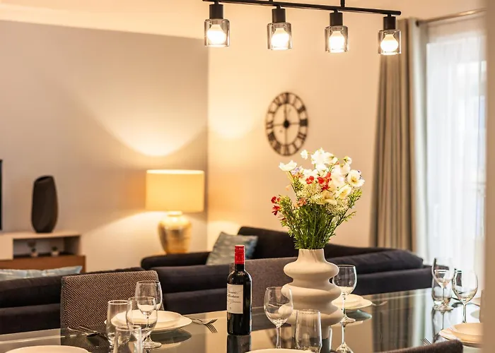 Luxury With Pool And Terrace, Location *