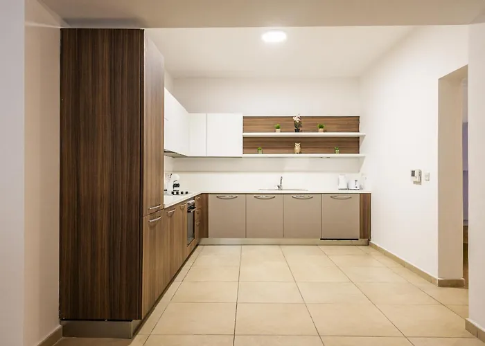 Luxury With Pool And Terrace, Location *