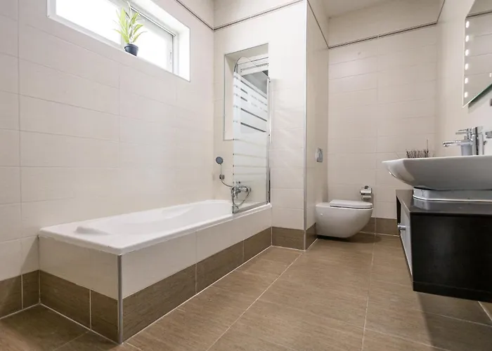 Luxury With Pool And Terrace, Location