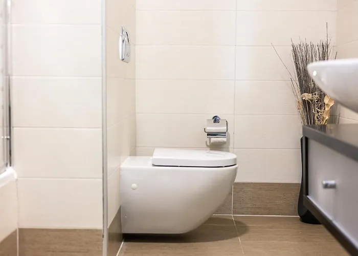 Luxury With Pool And Terrace, Location *