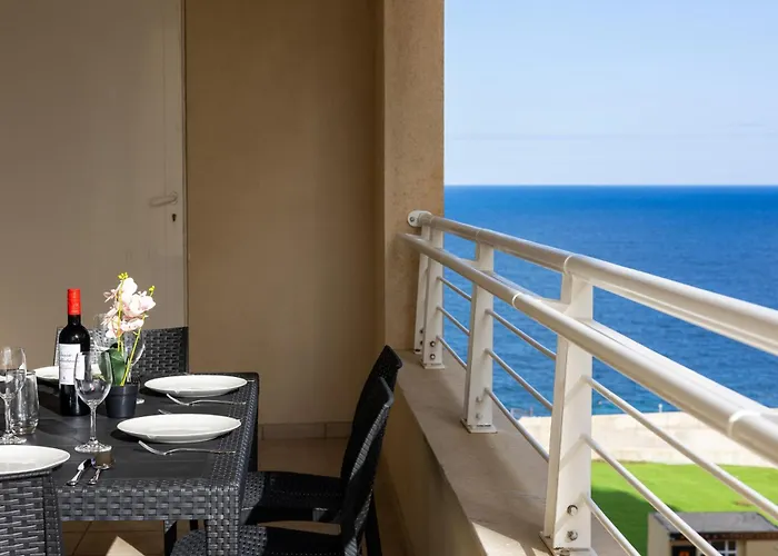 Luxury With Pool And Terrace, Location