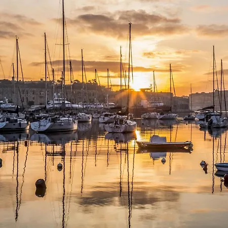 Luxury With Pool And Terrace, Location Appartamento